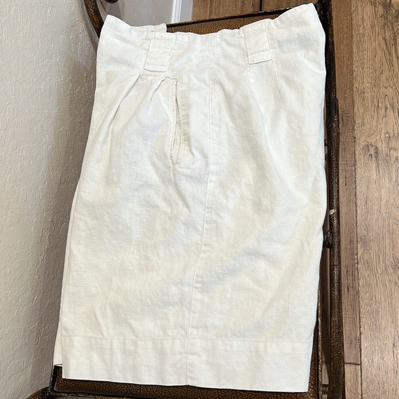 Rafaella brand Women Linen Cotton blend White Pleaded Classic Summertime Shorts! - Picture 4 of 7